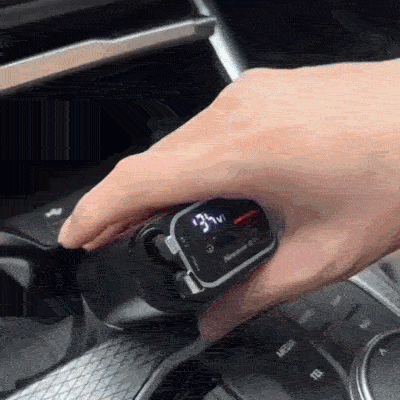 Încărcător Auto Fast-Charge cu Cabluri Retractabile, Afișaj Digital și Proiector Ambiental